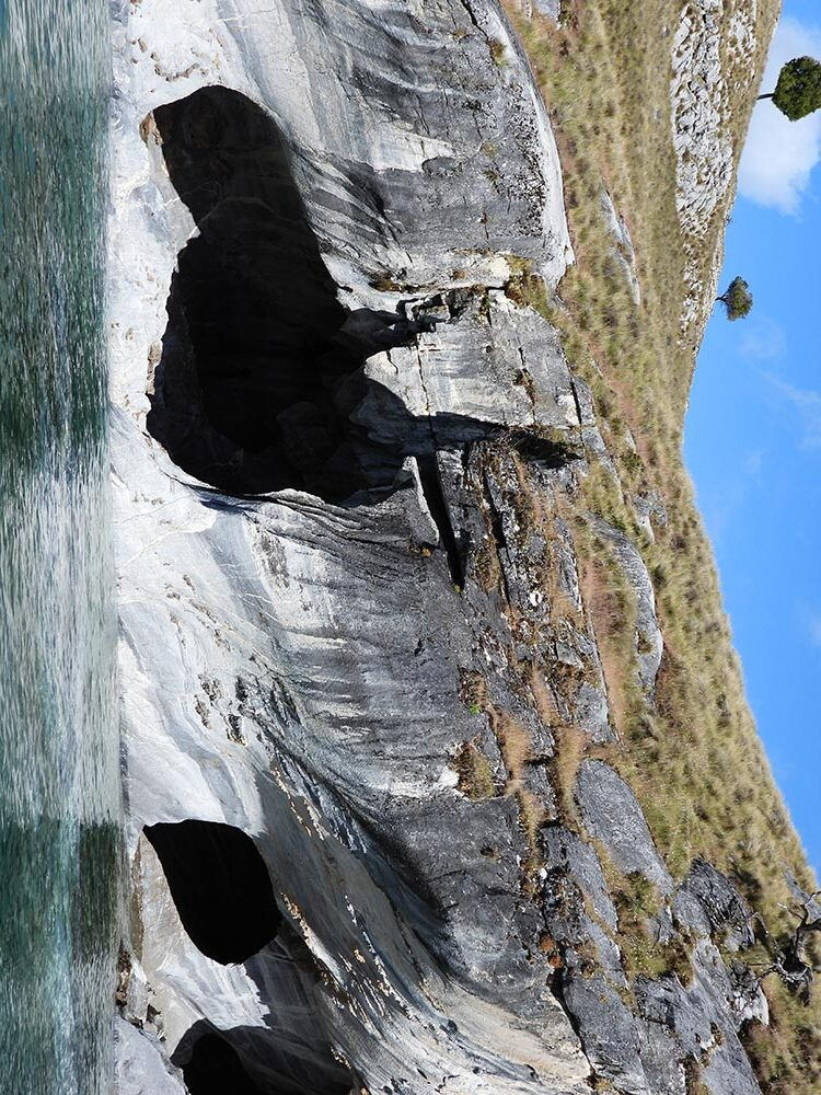cuevas en roca junto al agua 26 46x35 28cm exif72ppp DSCN1968