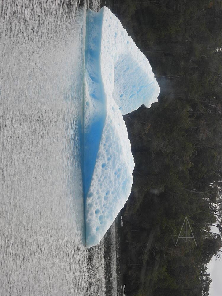 iceberg azul en agua vista lateral 26 46x35 28cm exif72ppp DSCN1808