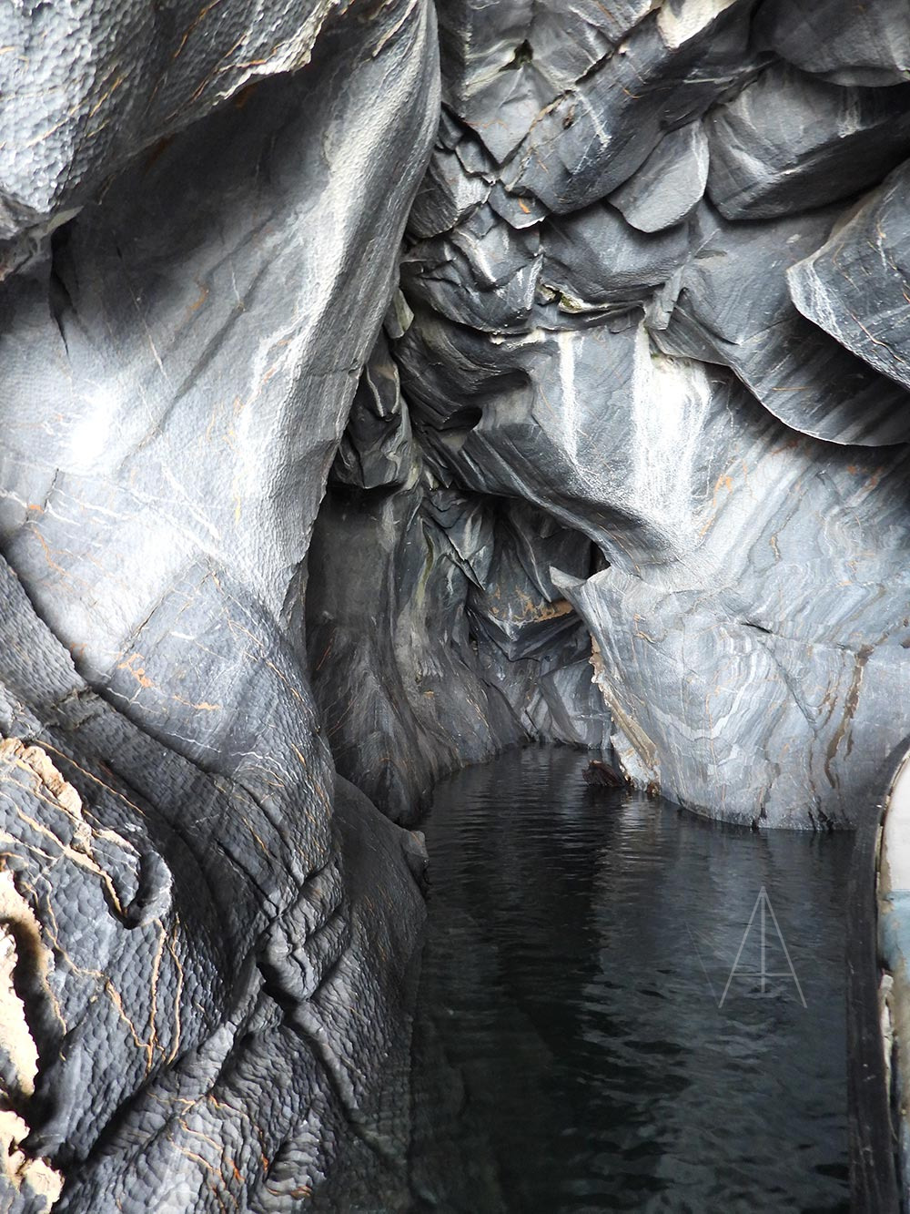 Interior de cueva de roca con agua